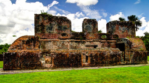 rovine del forte della zelanda sull'isola nel delta di essequibo, guyana - dutch colonial foto e immagini stock