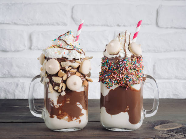 freakshake z kopiuj przestrzeń - cream sprinkles food and drink freshness zdjęcia i obrazy z banku zdjęć