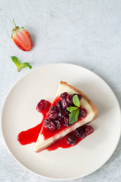 sernik z sosem owocowym na płycie z widokiem z góry - dessert cheesecake gourmet strawberry zdjęcia i obrazy z banku zdjęć