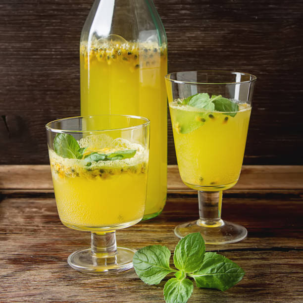 alcoholic cocktail with fresh passion fruit with mint and ice. dark wood background. - 2271 imagens e fotografias de stock