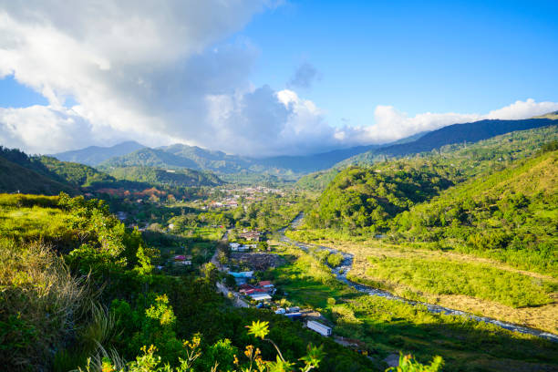 nubes blancas sobre la ciudad de boquete, panamá - picturesque america or the land we live in fotografías e imágenes de stock