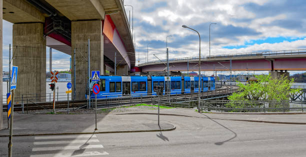 stockholm lidingö pendeltåg fordon passerar gamla lidingobron - lidingö bildbanksfoton och bilder
