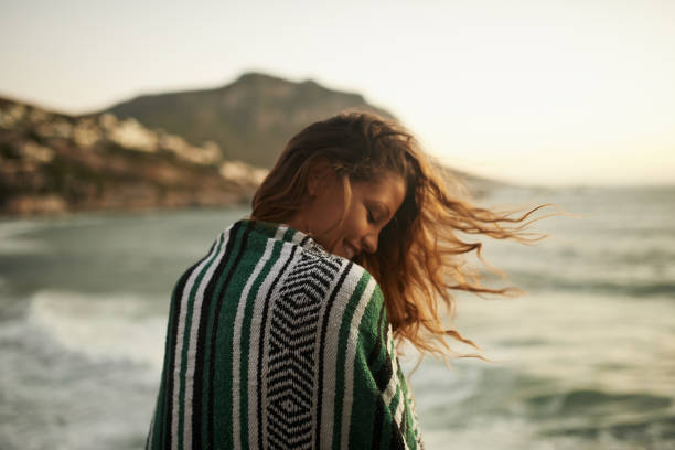 entregar al hechizo del mar - beach beauty in nature beautiful brown hair fotografías e imágenes de stock