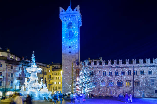 mercado de natal em trento, piazza duomo - itália - trento - fotografias e filmes do acervo