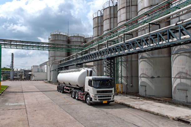 petrolero, carro entrega peligro químico en planta petroquímica - truck oil industry natural gas action fotografías e imágenes de stock