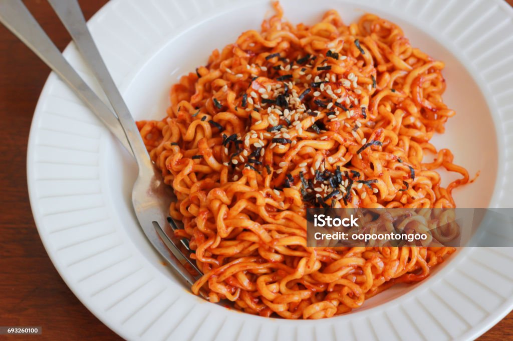 Noodles Piccanti Cospargono Semi Di Sesamo - Fotografie stock e altre  immagini di Asia - Asia, Cena, Cibi e bevande - iStock