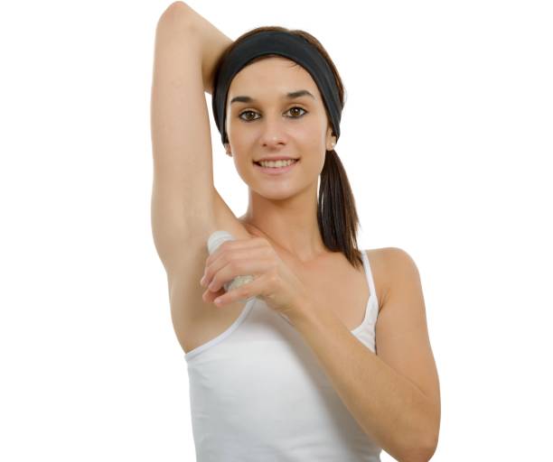 femme avec un déodorant anti-transpirant sur blanc - deodorant women hygiene body care photos et images de collection