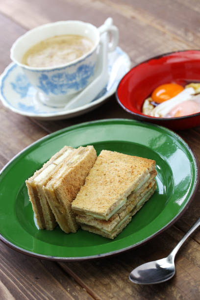 torradas de geleia kaya com uma xícara de café branca - sandwich breakfast boiled egg close up - fotografias e filmes do acervo