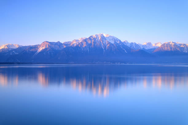 lago de genebra de montreux - lake geneva - fotografias e filmes do acervo