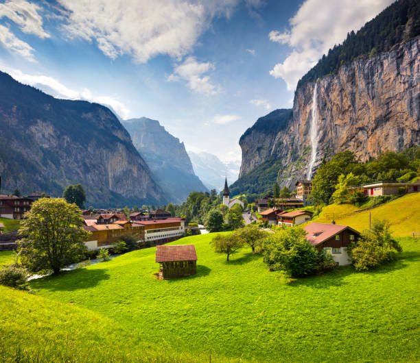 vista de verão colorido da vila de lauterbrunnen. - waterfall multi colored landscape beauty in nature - fotografias e filmes do acervo