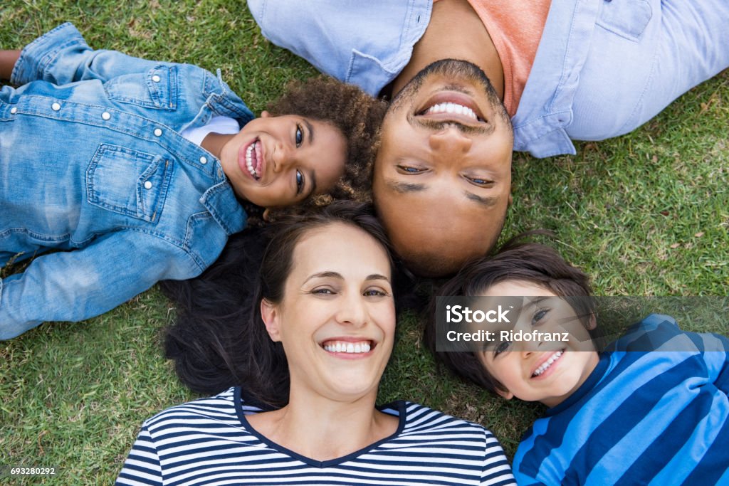 Famille allongé sur l'herbe - Photo de Famille libre de droits