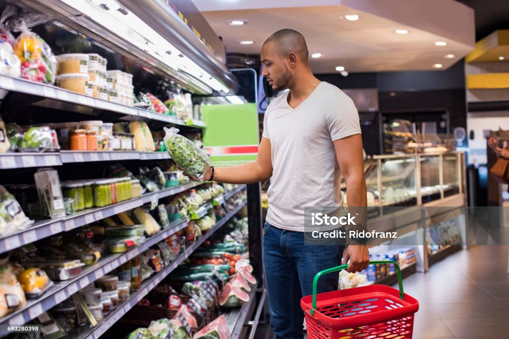 Mann im Supermarkt - Lizenzfrei Supermarkt Stock-Foto