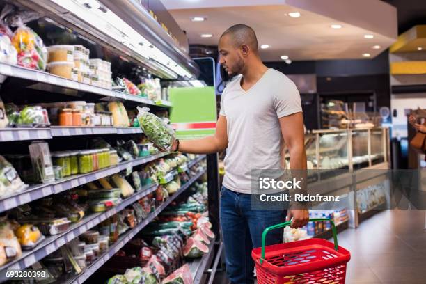 Mann Im Supermarkt Stockfoto und mehr Bilder von Supermarkt - Supermarkt, Einkaufen, Einzelhandel - Konsum