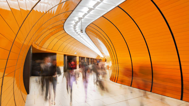 estação de metro colorida em munique na alemanha - blurred motion city life train europe - fotografias e filmes do acervo