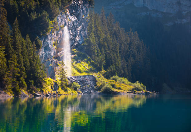 純粋な水 (oeschinensee) おり、オエシネン湖 - の watterfall - european alps mountain beauty in nature oeschinen lake ストックフォトと画像