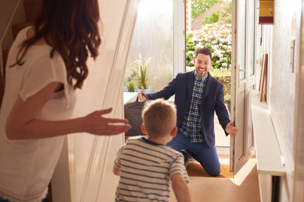 chłopiec tatusia - home interior arrival father family zdjęcia i obrazy z banku zdjęć