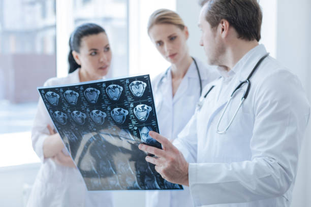 le radiografie coinvolte che discutono della tomografia computerizzata risultano in clinica - mri scan human nervous system brain medical scan foto e immagini stock