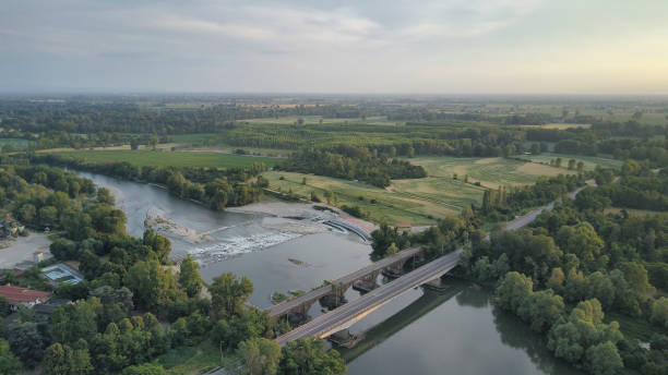 vue panoramique aérienne du fleuve adda - river adda photos et images de collection