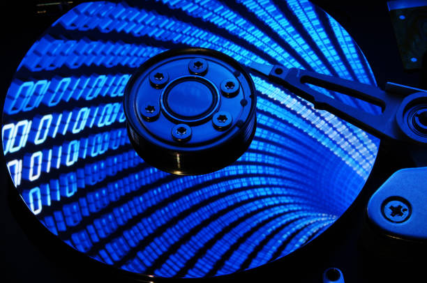 close up d’ouvert disque dur avec des effets de lumière et de réflexe. arrière-plan. - open harddisk photos et images de collection