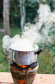 suppentopf-auf-holzkohle-ofen.jpg?b=1&s=170x170&k=20&c=Cg5PjpJufOkzG9KbvMcRrQ7lM9jj5JDo1MPwojig2RQ=
