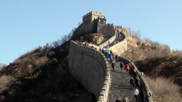 great wall of china badaling section,blue sky view in beijing china - yanqing county imagens e fotografias de stock