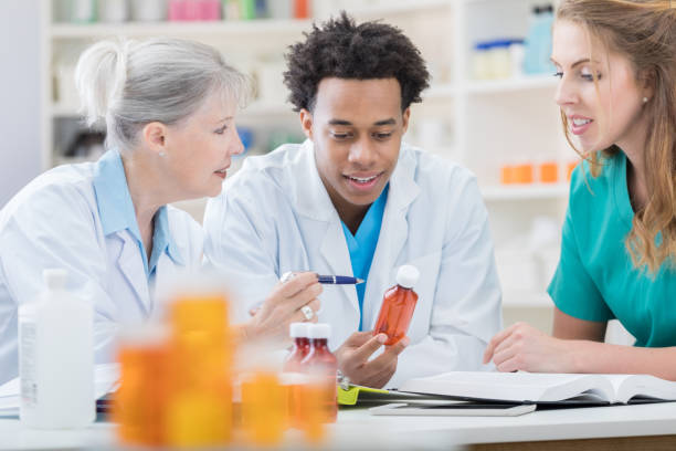 Experienced pharmacist trains new employees