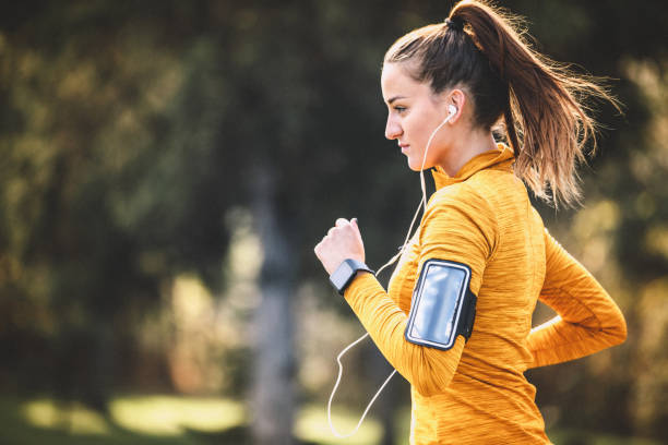 sempre in movimento - jogging autumn young women women foto e immagini stock