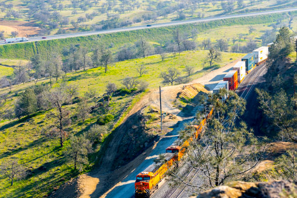 грузовой поезд, проходящий над tehachapi loop керн каунти калифорния сша - tehachapi стоковые фото и изображения