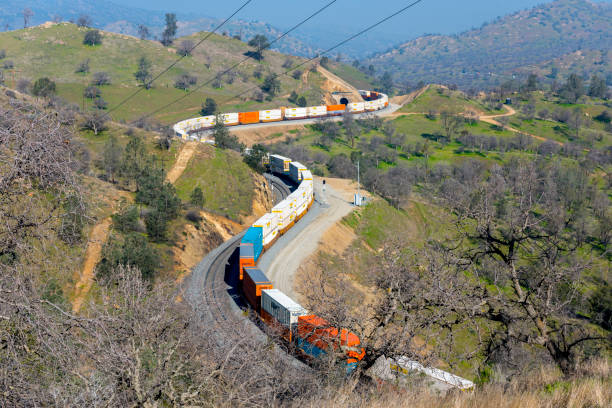 テハチャピ ループ カーン郡カリフォルニア州アメ�リカ合衆国を通過する貨物列車 - tehachapi ストックフォトと画像