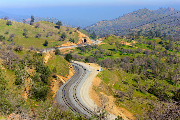 テハチャピ ループ カーン郡カリフォルニア州アメリカ合衆国を通過する貨物列車 - tehachapi ス��トックフォトと画像