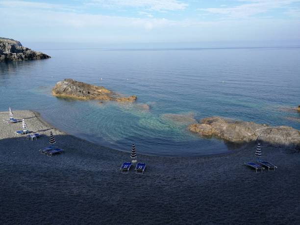 praia a mare - scorcio della spiaggia dello scorzone - rocher de la vierge - fotografias e filmes do acervo