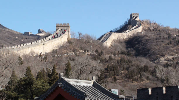 looking at great wall of china badaling section in beijing north china.east asia - yanqing county imagens e fotografias de stock