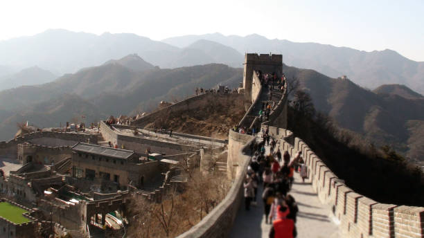 great wall of china badaling section scenery in winter season in beijing northern china asia - yanqing county imagens e fotografias de stock