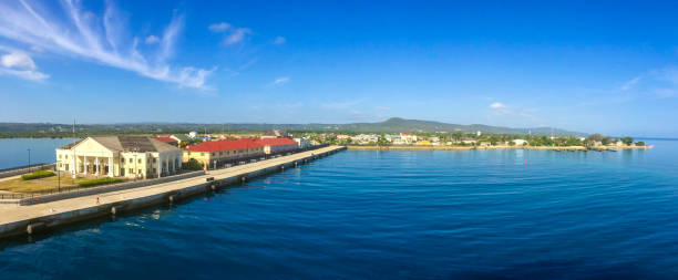 panorama du port de falmouth, jamaïque - falmouth jamaica photos et images de collection