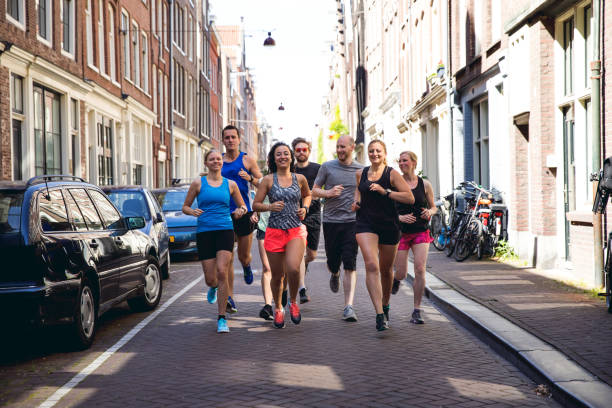 szkolenie załogi miejskich biegaczy w mieście - jogging running motivation group of people zdjęcia i obrazy z banku zdjęć