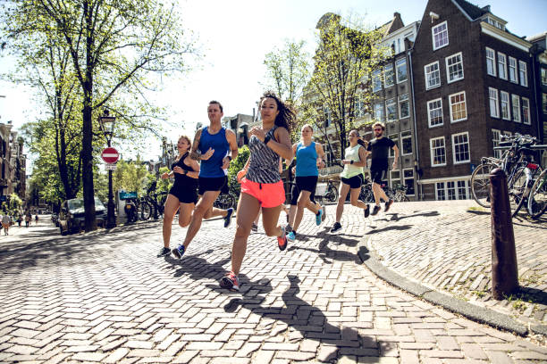 szkolenie załogi miejskich biegaczy w mieście - jogging running motivation group of people zdjęcia i obrazy z banku zdjęć