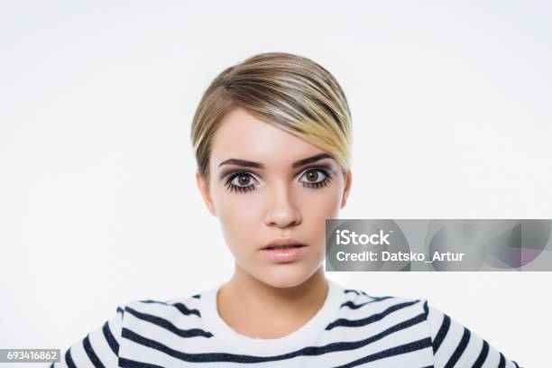 Schönes Mädchen Mit Einer Ungewöhnlichen Makeup Posiert Im Studio Stockfoto und mehr Bilder von Angeberei