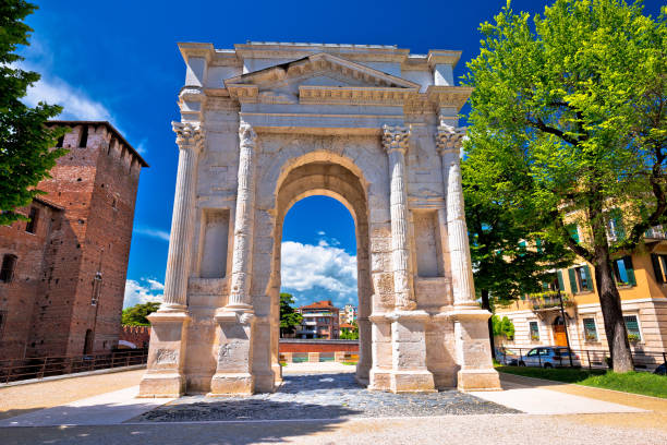arco dei gavi historische wahrzeichen in verona am blick auf den fluss adige, touristische destination in veneto region von italien - 3694 stock-fotos und bilder