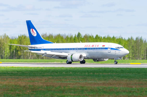 boeing 737 belavia airlines, aeroporto pulkovo, russia san pietroburgo maggio 2017. - window cockpit boeing 747 commercial airplane foto e immagini stock