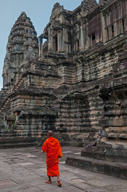 angkor wat monk - cambodia monk buddhism angkor wat - fotografias e filmes do acervo