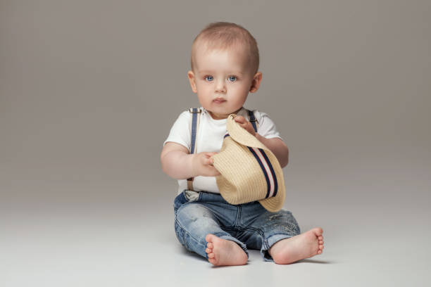 entzückende kleine baby junge posiert. - ethnic small fashion model one person stock-fotos und bilder