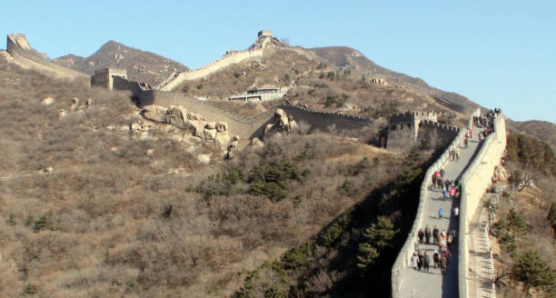 great wall of china badaling section and blue sky view in beijing china east asia - yanqing county imagens e fotografias de stock