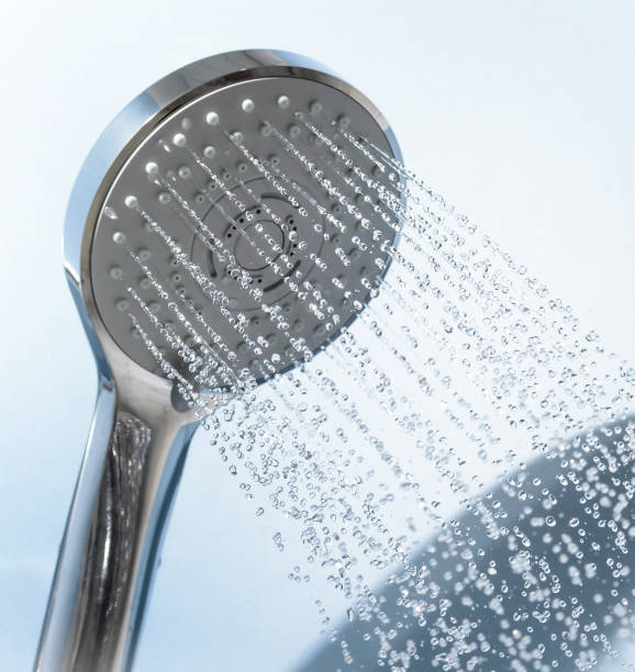 シャワー ヘッドは、水をはねします。 - shower falling water water heat ストックフォトと画像