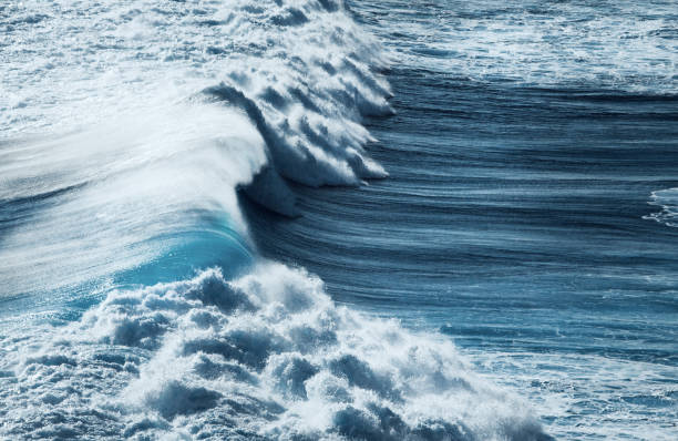 tempesta oceanica - tide foto e immagini stock