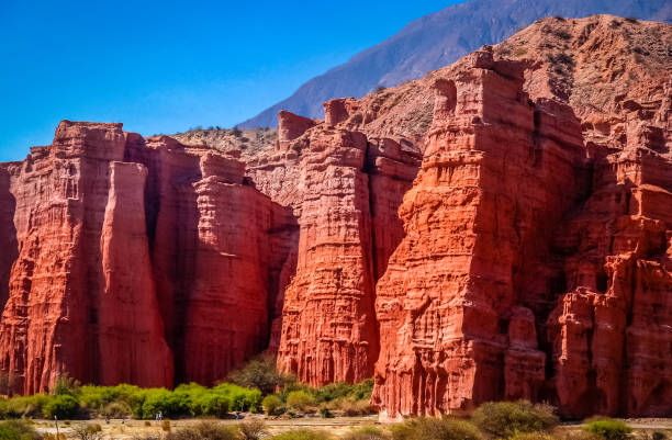 гиганты кебрада-де-кафаяте - argentina landscape multi colored mountain стоковые фото и изображения