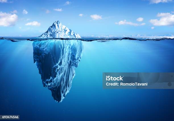 Iceberg Che Galleggia Nel Mar Artico - Fotografie stock e altre immagini di Iceberg - Formazione di ghiaccio - Iceberg - Formazione di ghiaccio, Subacqueo, Ghiaccio