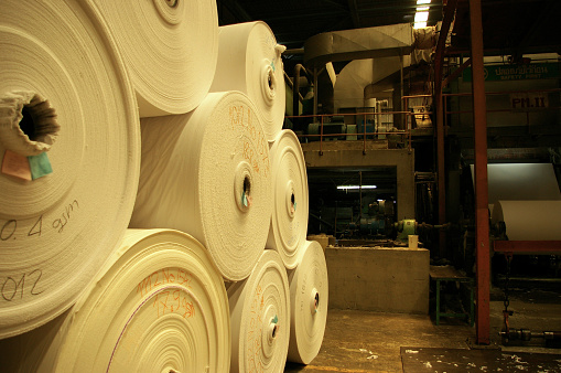 Papel de tejido en la tienda de rodillo grande en fábrica photo