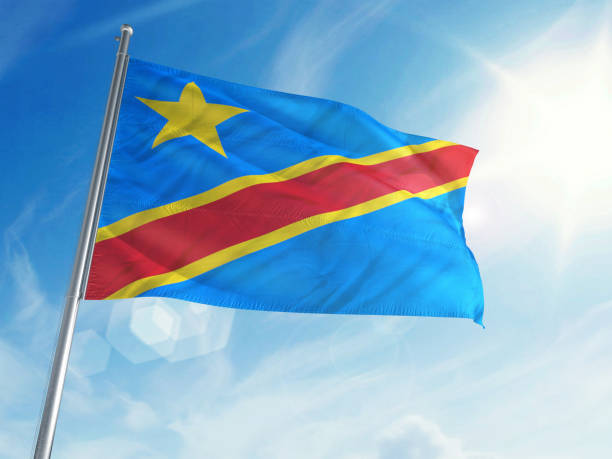 флаг конго на облачном фоне - congolese flag стоковые фото и изображения