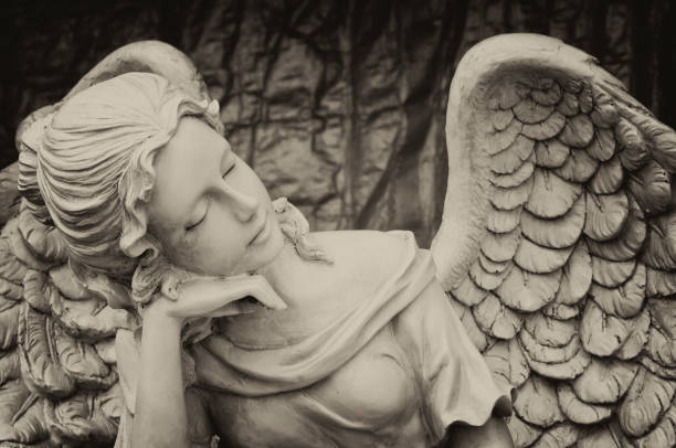 ange de l’ancien cimetière - statue angel marble white photos et images de collection