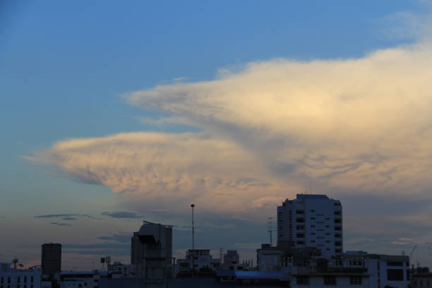 아름 다운 mammatous 구름 - lactiferous duct 뉴스 사진 이미지